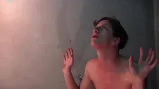 Novinho recebendo jato de mijo branco &lpar;piss&rpar;